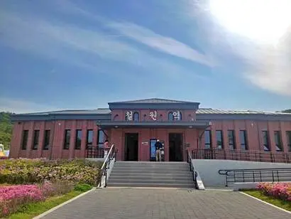 옛 철원역을 재현한 이곳에서 소이산 모노레일이 출발한다. 사진=구완회 제공