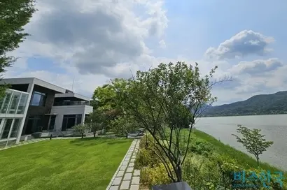롯데건설이 지난해 삼성물산이 보유하던 경기 양평군 남한강변 단독주택(사진)을 매입한 사실이 뒤늦게 확인됐다. 사진=차형조 기자