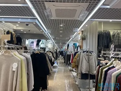 패션쇼에서 공개된 컬렉션의 트렌드는 명품부터 보세의류까지 모두 반영된다. 사진=전다현 기자