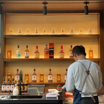 CGV가 극장 공간을 활용한 다양한 신사업을 확대하고 있다. 사진은 이달 초 CGV신촌아트레온에서 운영을 시작한 하이볼 바(Bar)의 모습. 사진=CGV 페이스북