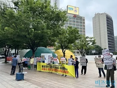 구룡마을 재개발 사업이 본격화됐지만 보상금 책정 전부터 토지주들의 반발이 거세다. 토지주들은 서울시청과 시의회 앞에서 관련 집회를 이어가고 있다. 사진=강은경 기자