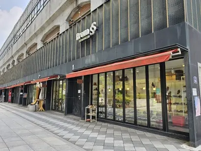 성수 수제화 특화 산업의 일환으로 운영되는 공동판매장의 모습. 성수역 1번 출구 앞 역세권임에도 매장 안에는 손님이 없었다. 사진=김초영 기자