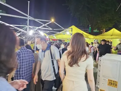 2일 밤 10시께 손님으로 북적이는 동대문 새빛시장. 사진=김초영 기자