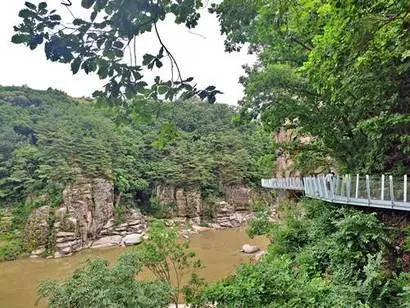 철원 한탄강 주상절리길에선 수십만 년 전 화산 활동으로 형성된 절경이 눈앞에 펼쳐진다. 과연 ‘한국의 그랜드캐니언’이라 부를 만하다. 사진=구완회 제공