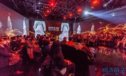 2022년 11월 서울 강남구 섬유센터에서 열린 메타패션 쇼케이스. 디자이너가 확장현실을 바탕으로 제작한 디지털 의류와 실물 의상을 활용한 하이브리드 패션쇼가 진행되고 있다. 사진=최준필 기자