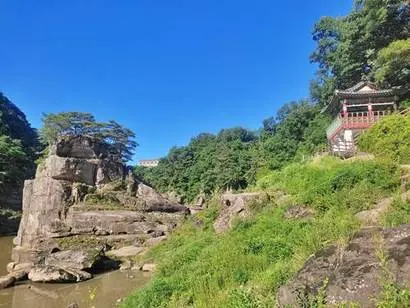 한탄강 한복판에 솟아오른 기이한 바위 양쪽으로 맑은 강물이 휘돌아 흐르는 모습이 장관이다. 바위와 정자, 일대의 협곡을 통틀어 고석정이라 부른다. 사진=구완회 제공