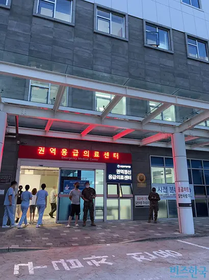 3일 오후 8시경 일부 훈련병들이 후송된 원광대병원의 응급실 모습. 육군 관계자들이 치료 상황을 지켜보고 있다. 사진=전다현 기자