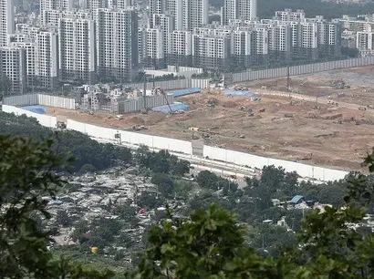 서울 강남구 대모산에서 바라본 구룡마을과 인근의 재건축단지. 사진=비즈한국DB