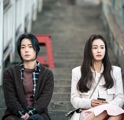 ‘마당이 있는 집’은 미모로 시대를 호령한 김태희와 ‘더 글로리’로 만개한 임지연의 만남으로 화제를 모았다. 두 사람의 관계는 연대일까 대립일까. 사진=Genie TV 제공