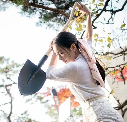 모든 것이 부족해 보이지 않는 문주란은 이사 온 집 마당에서 어느 날부터 악취를 맡지만, 남편과 아들은 모두 악취가 나지 않는다며 그를 이상하게 몰아세운다. 과연 악취의 실체는? 사진=Genie TV 제공