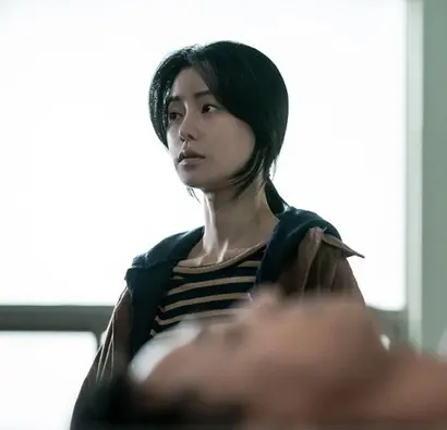 끊임없는 가정폭력을 당하며 이혼 준비를 하던 추상은은 어느 날 남편의 사망 소식을 듣는다. 그러나 기괴할 정도로 초연한 모습의 상은. 그는 남편의 죽음과 무관할까? 사진=Genie TV 제공