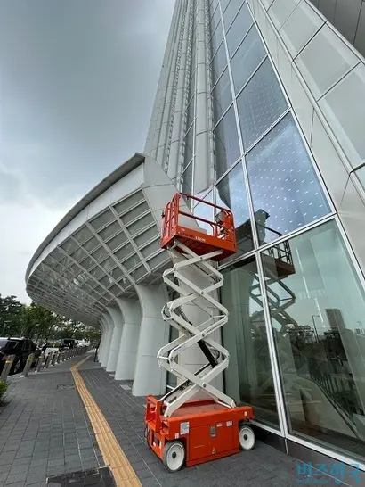 무단 등반 사건이 일어난 후 롯데월드타워 외벽 모습. 사진=전다현 기자