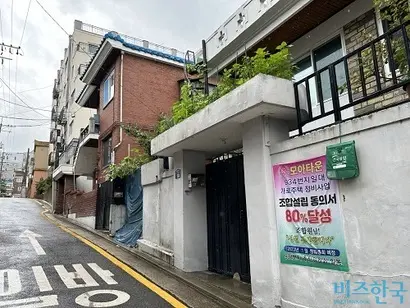 모아타운이 추진되는 시흥5동 일대에는 조합설립 동의율 달성을 알리는 현수막이 곳곳에 걸려 있다. 사진=강은경 기자