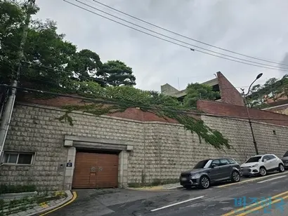 김승연 한화그룹 회장이 서울 종로구 가회동 단독주택(사진)을 올해 초 3남 김동선 한화갤러리아 전략본부장에게 매각한 사실이 뒤늦게 확인됐다. 사진=차형조 기자