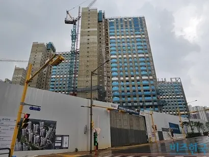 인천 검단신도시 안단테아파트(사진) 지하주차장 붕괴 사고로 시공 품질관리에 관심이 높아진 가운데, 공사 현장 품질관리자 운용이 미흡하다는 지적이 나온다. 사진=차형조 기자