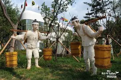 해우재 바깥 공원에 만들어진 똥지게 메는 사람 조형물. 사진=해우재 제공