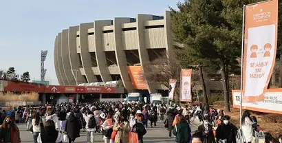 지난해 3월 잠실종합운동장 주경기장에서 열린 BTS 공연을 찾은 인파. 사진=연합뉴스
