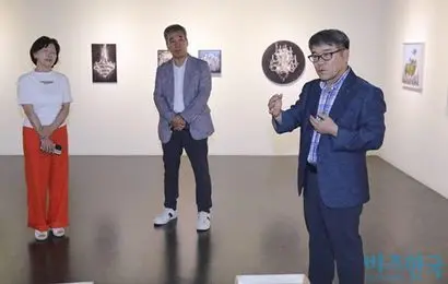 김원양 일요신문사 대표(오른쪽)는 “AI 시대에 괴물 같은 작가, 기존 판도를 깨는 작가가 한국미술프로젝트협회에서 탄생하길 기대한다”고 축하말을 전했다. 사진=박정훈 기자