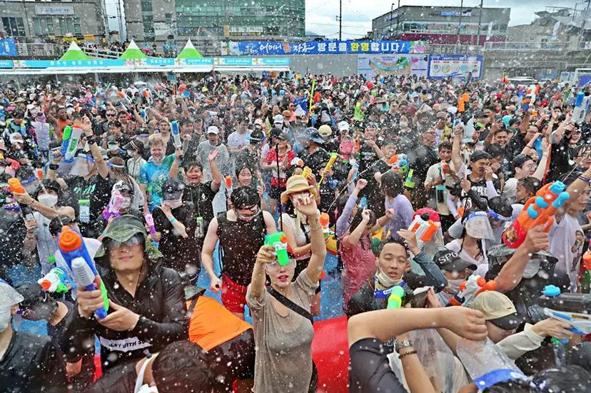 정남진 장흥 물축제는 세계적 물축제인 태국 송끄란을 견학한 뒤 ‘살수대첩 퍼레이드’를 시작해 큰 인기를 끌고 있다. 사진=장흥군 제공