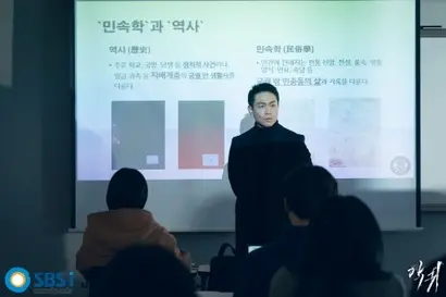악귀를 만들어낸 염승옥&나병희 부부의 손자인 염해상. 어릴 적 괴이한 엄마의 자살을 목격한 이후 염해상은 엄마를 죽게 만든 악귀를 쫓으며 살아왔으나 진실을 알게 된 후 괴로워한다. 사진=SBS 제공