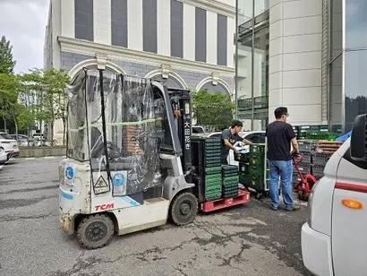 서울의 한 아울렛 주차장에서 직원들이 물건을 나르고 있다. 사진=김초영 기자