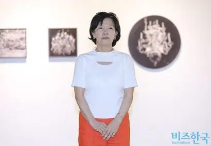 이영수 한국미술응원프로젝트협회 회장은 “앞으로는 작품 판매에도 더 신경 쓸 것”이라며 “참여해주신 작가분들과 항상 후원해주는 일요신문사에 감사드린다”고 인사했다. 사진=박정훈 기자