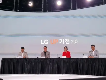 LG전자는 개인 맞춤형 서비스에 특화된 업 가전 2.0으로 전 제품을 전환할 계획이라고 밝혔다. 기자간담회에서 질의응답 하는 H&A 렌털케어링·구독사업담당 임정수 상무, H&A 사업본부장 류재철 사장, H&A CX 담당 이향은 상무, H&A 스마트제어연구소장 박태인 상무(왼쪽부터). 사진=심지영 기자
