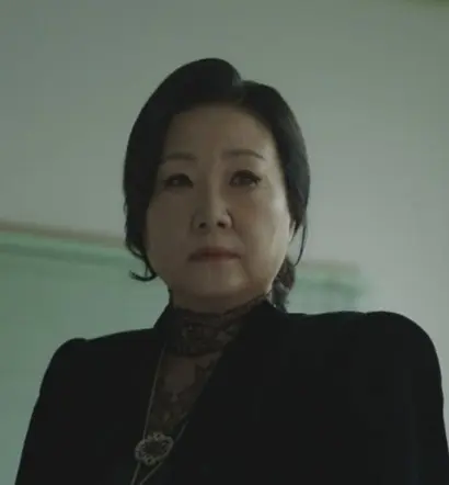 드라마 속 만악의 근원이라 할 수 있는 나병희. 부를 원한다는 명목으로 남편, 자식, 며느리를 죽음으로 내몬 인물이다. 그러나 정작 그 부를 가지고 과시하고 즐기는 모습은커녕 웃음 한 번 제대로 짓지 않고 살아가는 비뚤어진 인물. 사진=SBS ‘악귀’ 화면 캡처