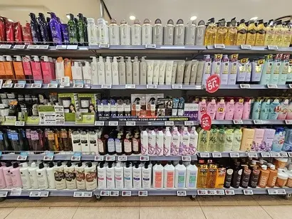 서울의 한 대형마트 샴푸 매대. 이 가운데 제품명이 전면에 한글로 적혀 있거나, 한글이 영문보다 크게 적힌 상품은 없었다. 사진=김초영 기자