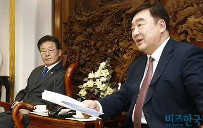 더불어민주당 이재명 대표가 6월 8일 오후 서울 성북구 중국대사관저를 방문해 싱하이밍 주한중국대사와 만찬 회동을 하고 있다. 사진=국회사진취재단