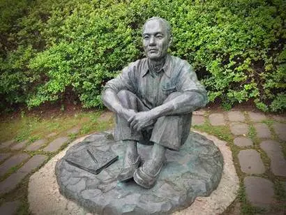 미술관에 자리한 박수근 조각상. 화강암의 거친 표면을 닮은 박수근의 그림은 한국인이 가장 사랑하는 작품이다. 사진=구완회 제공