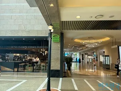 AK플라자가 명품 브랜드들의 이탈 이후​ 지역 친화형 쇼핑몰을 표방한 가운데 아직까지 실적 개선 효과가 나타나지 않는다. 명품관이 있던 분당점 1층에는 식음료와 패션 브랜드가 입점했다. 사진=강은경 기자