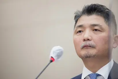 김범수 카카오 미래이니셔티브센터장과 관련한 인사가 카카오 대표직과 주요 계열사를 맡으면서 책임 경영을 하지 않는다는 지적이 나온다. 사진은 김 센터장이 2022년 국회 과학기술정보방송통신위원회 국정감사에 출석한 모습. 사진=이종현 기자