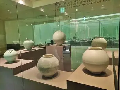 한국을 넘어 전 세계인의 미감을 사로잡은 조선 백자 달항아리가 양구백자박물관에 전시되어 있다. 사진=구완회 제공