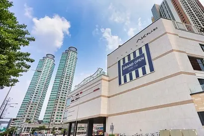 2021년 10월 개관한 광명점(위)과 금정점 외관. 사진=AK플라자 제공