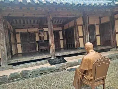 2014년 한국을 방문한 프란치스코 교황은 복원된 김대건 신부 생가 앞에서 기도를 드렸는데, 이 모습이 동상으로 제작되었다. 사진=구완회 제공