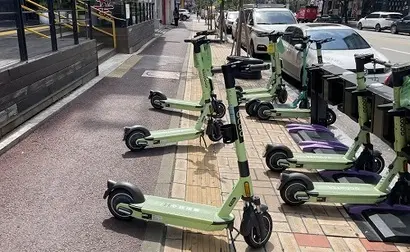경기도 수원에 있는 공유 전동킥보드 주차 거치대. 좁은 보도에 위치한 거치대 주변에 전동킥보드 여러 대가 주차돼 오히려 통행에 불편을 주고 있다. 사진=박해나 기자