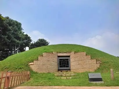 방이동 고분군은 굴식돌방무덤이다. 돌방을 만들어 관을 넣고 흙을 쌓은 뒤 다시 돌방까지 굴을 파서 들어가는 길을 만들었다. 사진=구완회 제공