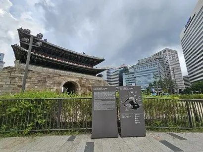서울시는 국보 1호 숭례문(사진)으로 인해 남대문시장에 적용된 건축물 높이 관련 문화재 규제를 완화하겠다고 밝혔다. 사진=김초영 기자