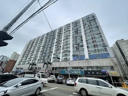 서울 강서구 화곡동의 한 주상복합아파트. 이 아파트 2층에 배민B마트가 입점한 이후 입주민들은 소음, 흡연, 주차 문제 등으로 몸살을 앓고 있다. 사진=박해나 기자