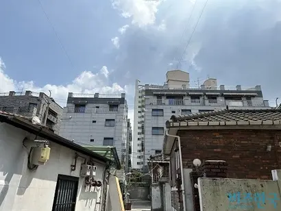이미 아파트가 들어선 뉴타운 동측 구역(위)과 노후 주택과 신축빌라가 섞여 있는 구역 모습.사진=강은경 기자
