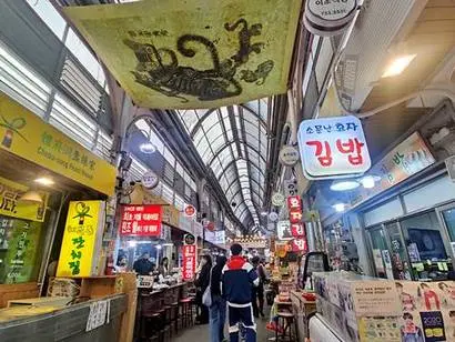 서촌에서 가장 오래된 전통 시장인 통인시장엔 주말이면 전국에서 모여든 손님들로 북새통을 이룬다. 사진=구완회 제공