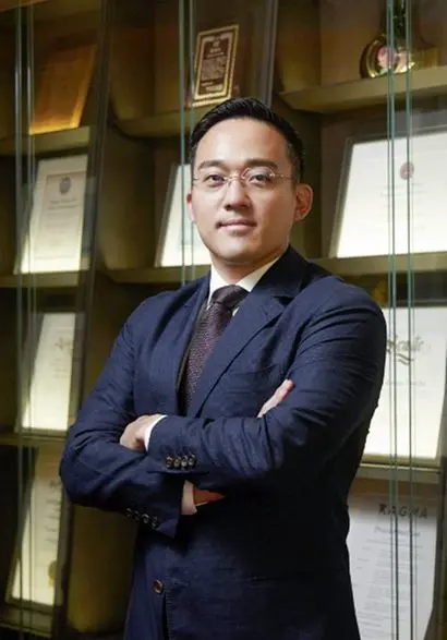 차병원·차바이오그룹 오너 3세 차원태 사장(사진)은 본인과 케이에이치그린을 통해 차바이오텍 지분을 아버지 차광렬 소장보다 많이 보유하고 있다. 승계 작업이 사실상 완료됐다는 말이 나오는 이유다. 사진=차병원 홈페이지