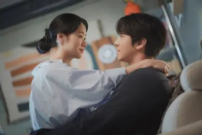 한준희와 구연준은 대학 시절부터 줄곧 커플이었다. 뉴욕 지사로 발령받은 한준희와 떨어지기 싫어했던 연준이 비행기를 타고 준희를 따라가다 사고로 목숨을 잃은 뒤, 준희는 허망한 시간을 보낸다. 사진=넷플릭스 제공