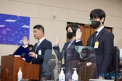 이번 국감에는 네이버와 함께 카카오도 소환될 가능성이 거론된다. 지난해 10월 24일 국회 과학기술정보방송통신위원회 국정감사에 출석해 선서하는 김범수 카카오 창업자, 최수연 네이버 대표, 이해진 네이버 창업자(왼쪽부터). 사진=박은숙 기자