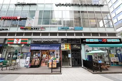 한 집 건너 편의점. 가맹점주들은 편의점 업계의 과다 출점이 이어지면서 점포당 매출이 크게 감소했다고 말한다. 사진=박정훈 기자