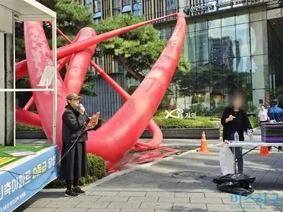 정혜민 검단신도시 안단테아파트 비상대책위원회 위원장이 22일 서울 종로구 GS건설 본사 앞에서 열린 집회에서 발언하는 모습. 사진=차형조 기자