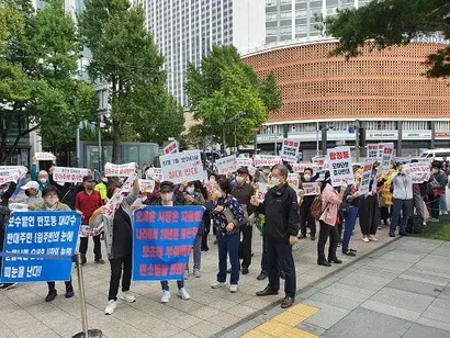 송파구 삼전동 곳곳에 붙은 모아타운 반대 문구(위)와 지난해 합정동·반포1동 구역 지정 반대 집회 현장 모습. 사진=소유주 연합 제공