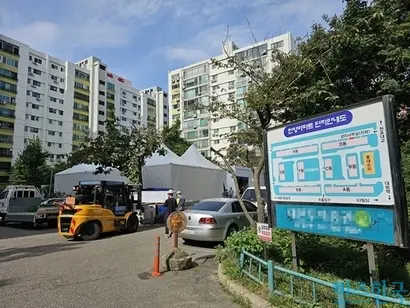 서울 여의도 재건축 1호 사업지인 한양아파트의 재건축사업 시공권을 두고 포스코이앤씨와 현대건설이 수주전에 돌입했다. 6일 한양아파트 단지에 양 사 홍보관이 설치되고 있다. 사진=차형조 기자