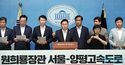 7월 24일 국회 국토교통위원회 소속 더불어민주당 최인호 간사와 위원들이 기자회견을 진행하는 모습. 서울~양평고속도로 의혹이 제기된지 석달이 지났지만 해결책은 보이지 않는다. 사진=박은숙 기자